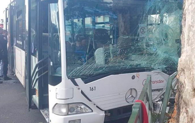Sərnişin avtobusu yük maşını ilə toqquşdu: 10 nəfər yaralandı