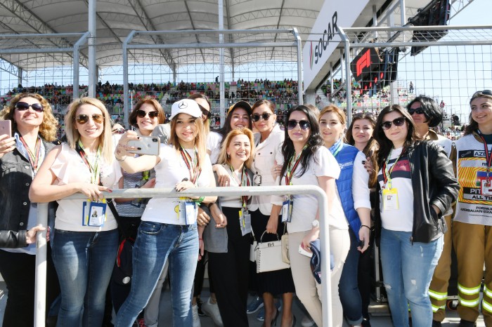 Prezident və birinci xanım Formula 1 tamaşaçıları ilə selfi çəkdirib - FOTOLAR