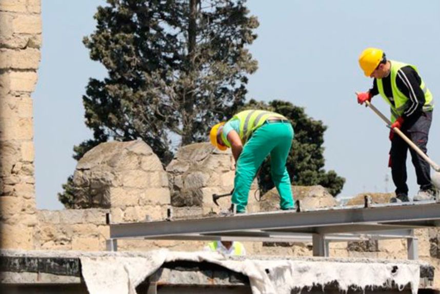 İçərişəhərdəki restoranın damında söküntü başladı