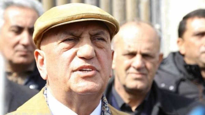 Təqaüdçülərin kürsü ehtirasları -  Əli İnsanov özünü necə biabır edir?