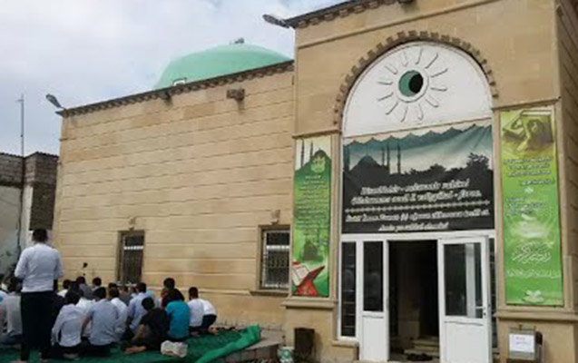 Bakıda Cümə məscidinin qarşısında adam bıçaqlandı