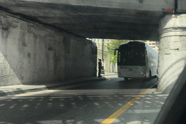 Bakıda avtobus körpüyə ilişib - FOTO