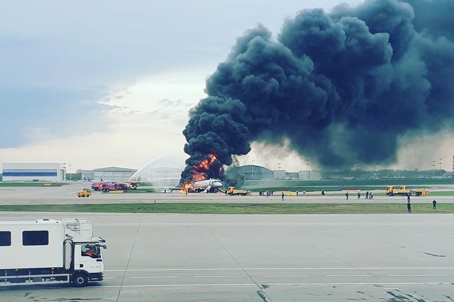 “Şeremetyevo”da yanan təyyarənin içərisindən çəkilmiş dəhşətli anlar - VİDEO