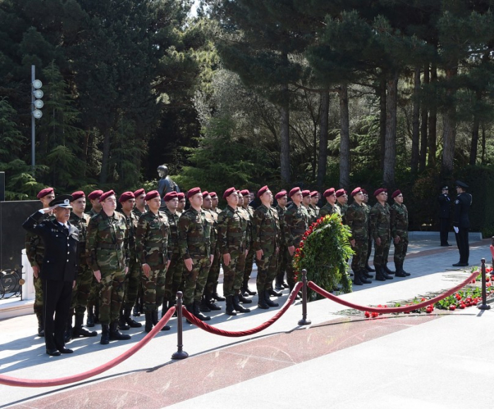 Əsgər Heydər Əliyev babasının məzarını ziyarət etdi - FOTOLAR