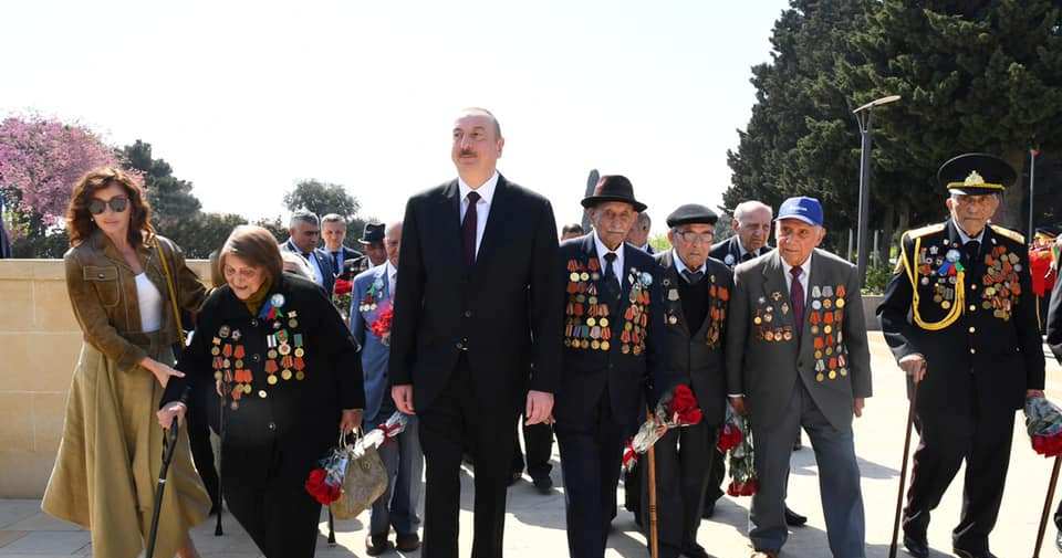 İlham Əliyev 9 May - Qələbə Günü münasibətilə Bakıda keçirilən mərasimdə iştirak etdi - FOTOLAR