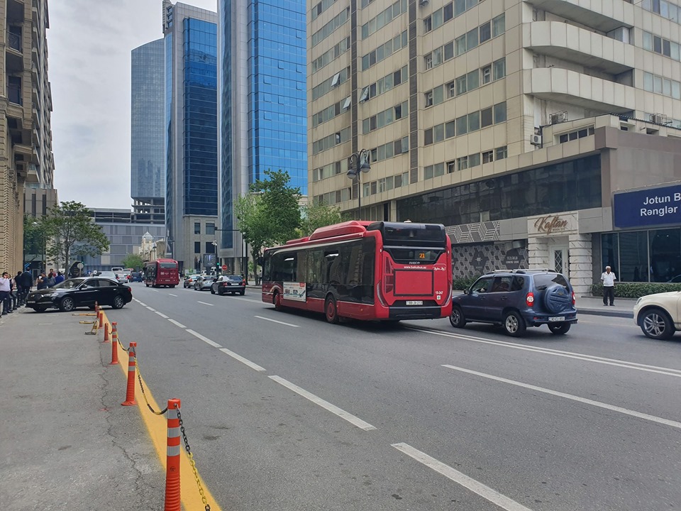 "Baku Bus"ın sürücüsü qaydaları belə pozdu - FOTOLAR
