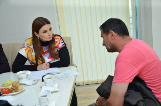 Qənirə Paşayeva Qovlar şəhərində sakinlərlə görüşüb, qayğılarını dinləyib