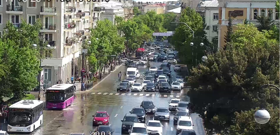 Bakıda su borusu partladı - Mərkəzi küçəni su basdı, tıxac var 