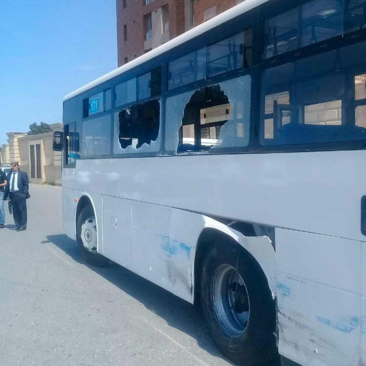 Bakıda sərnişin avtobusu kranla toqquşdu - Xəsarət alanlar var
