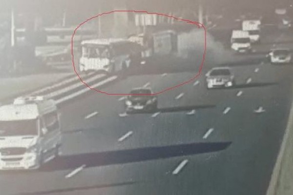 Bakıda zibil maşınının avtobusa çırpıldığı qəza anı - VİDEO