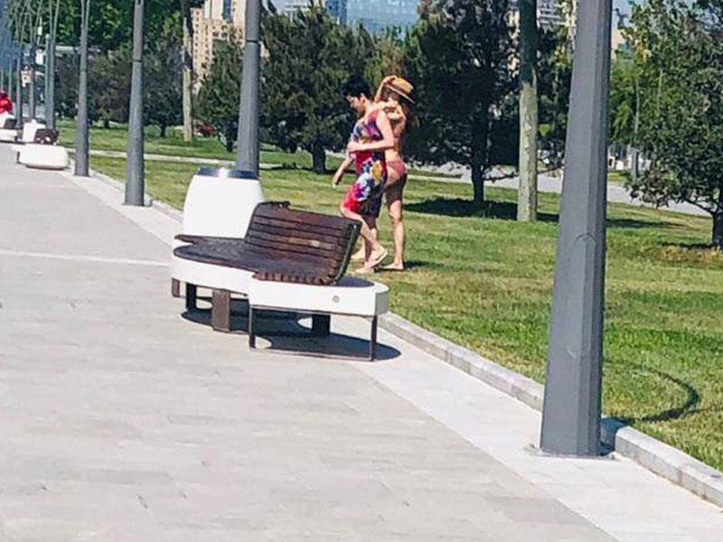 Bakı bulvarında təəccübləndirən "mənzərə": Büsqaltersiz, alt paltarında günəşlənən qızlar... - FOTO