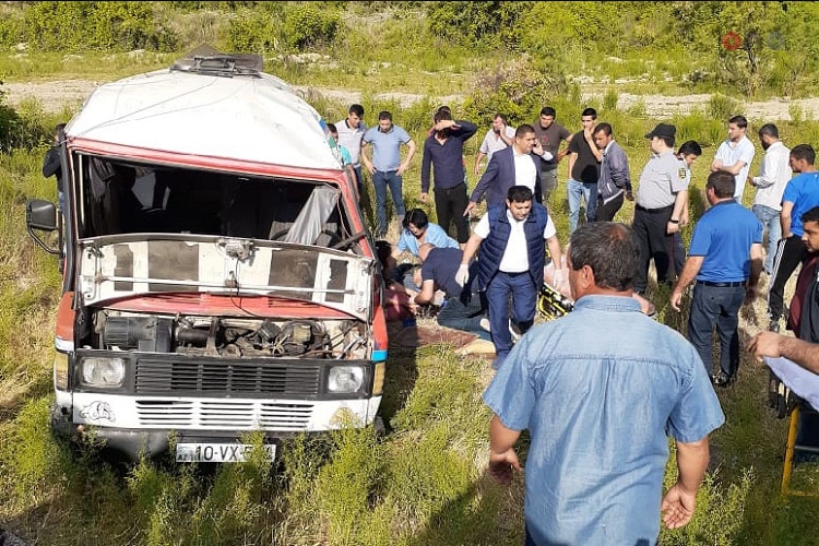 Tələbələrin olduğu mikroavtobus aşdı - ölən və yaralananlar var - FOTO