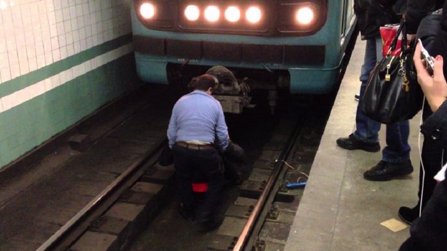 Bakı metrosunda telefonu tunelə düşən sərnişindən təhlükəli addım