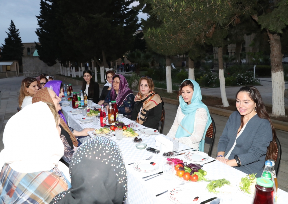Mehriban Əliyeva iftar mərasimində iştirak edib - FOTOLAR