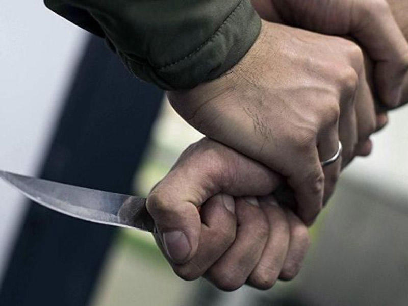 Qonşusu ilə mübahisə etdi, əlini bıçağa atdı - Sumqayıtda