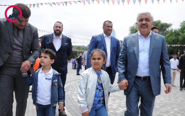 Rövnəq Abdullayev nəvələri ilə - Fotolar