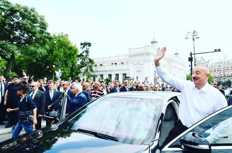 Prezident ailəsinin bulvar gəzintisindən - FOTOLAR