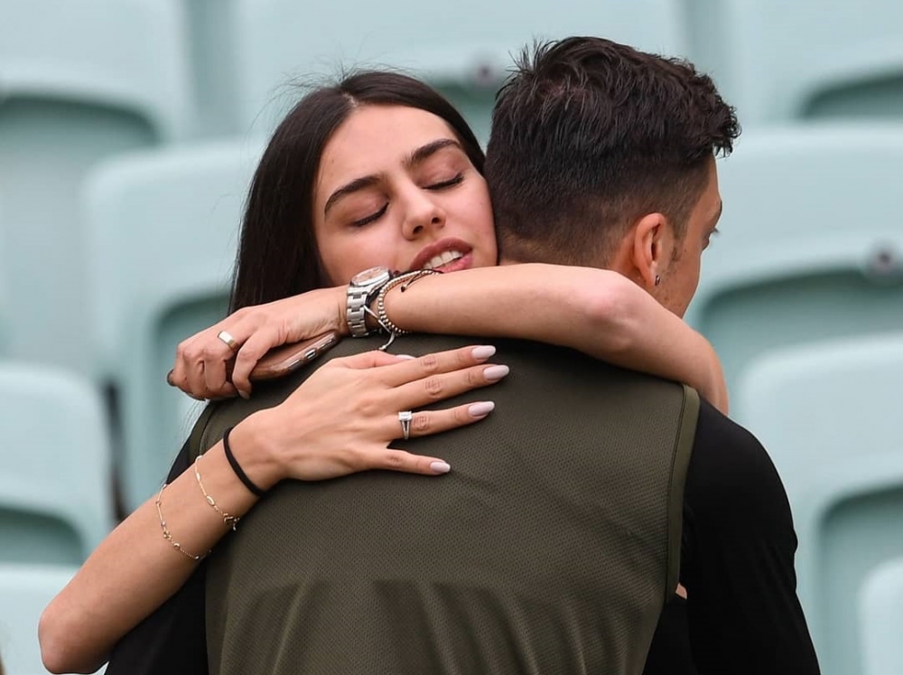 Türkiyəli aktrisa futbolçu sevgilisi üçün Bakıya gəldi - FOTO