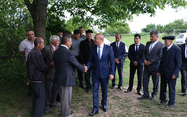 İcra başçısı sakinlərlə görüşüb, evlərində qonaq olub