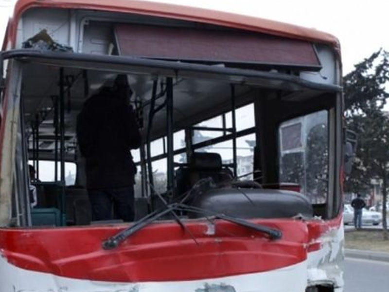 Bakıda sərnişin avtobusu qəzaya uğradı: yaralılar var