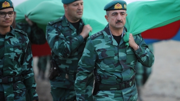 General 5 kilometr uzunluğunda bayrağı çiynində daşıdı - FOTOLAR
