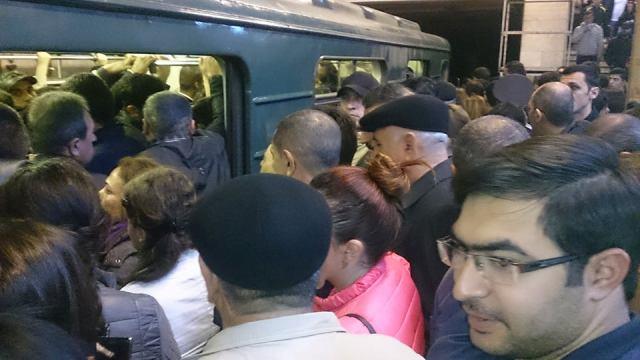 Bakı metrosunda hərəkət iflic oldu - Sərnişinlər qatarda gözlədilər