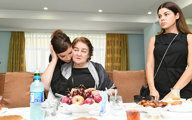 Mehriban Əliyeva Şirməmməd Hüseynovun yas mərasimində - Fotolar