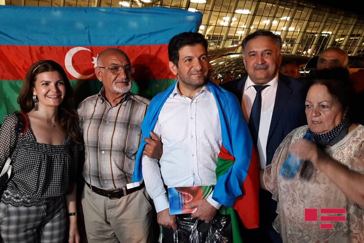 Fuad Abbasov Bakıda milli qəhrəman kimi qarşılandı - VİDEO