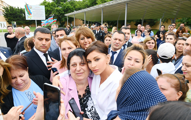 Birinci xanım əsgər anaları ilə söhbət etdi - Fotolar