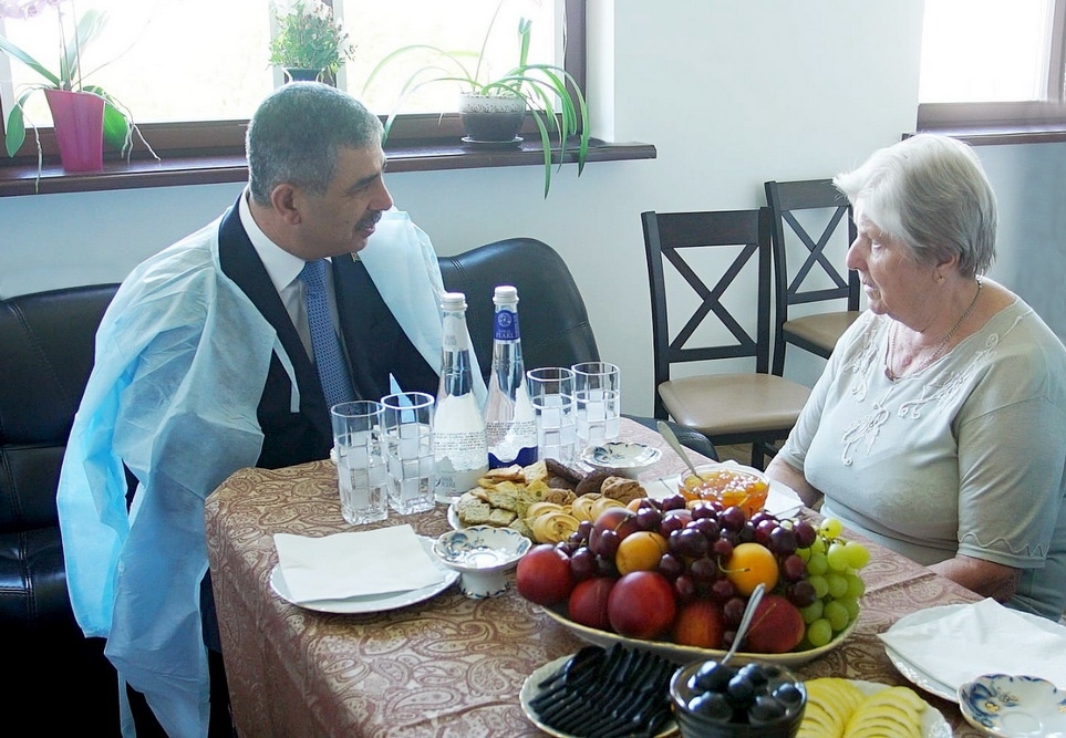 Zakir Həsənov Milli Qəhrəmanın anasını ziyarət etdi – FOTO
