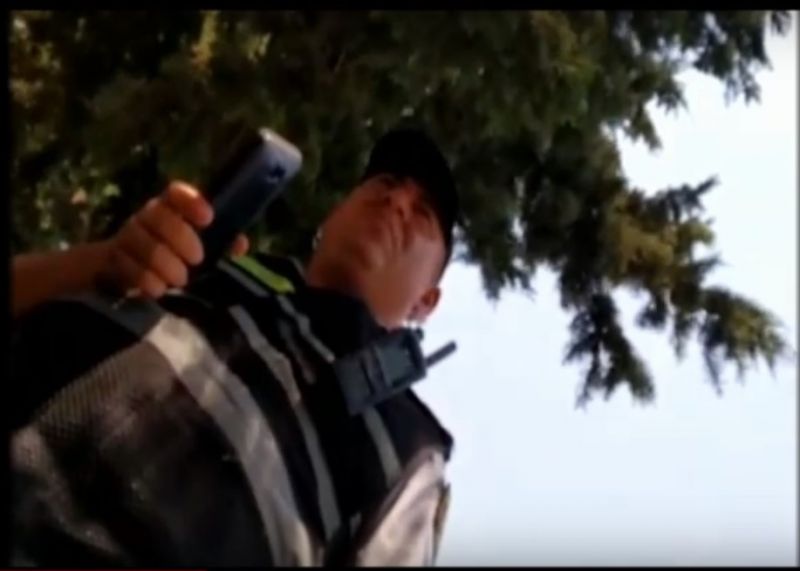 "10 manat sən ver, 10 manat da sən, gedin..." — Polis yolu düz keçməyən piyadadan rüşvət aldı - VİDEO