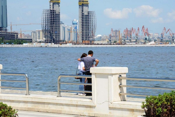 Bakı bulvarında iki nəfər dənizə düşdü