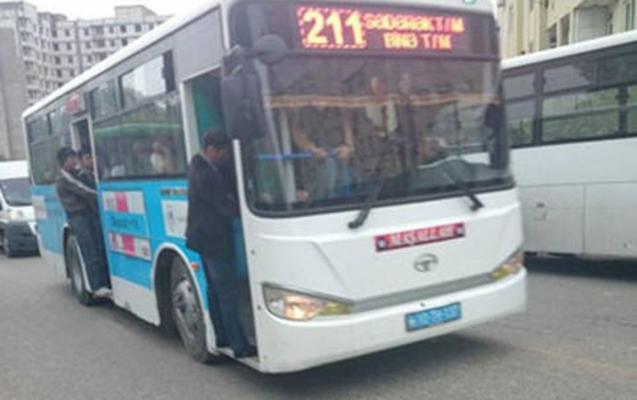 Bakıda 211 nömrəli avtobus piyadanın üzərindən keçdi
