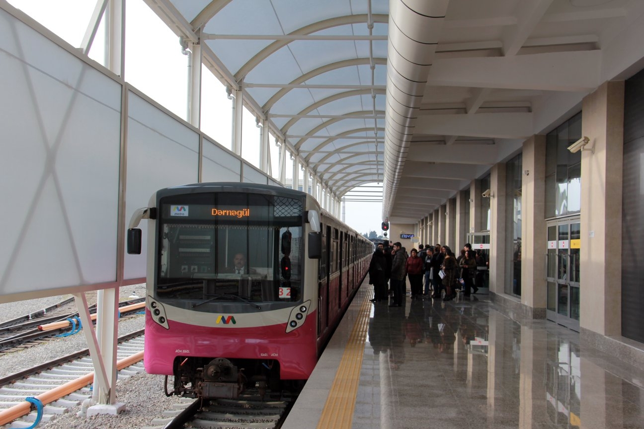 Bakıda qadın qızını metroda unutdu