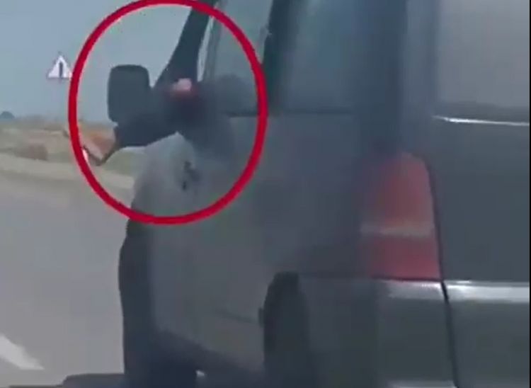 Ayağını bayıra çıxaran sürücü tapıldı və polislərə qəribə izahat verdi - VİDEO