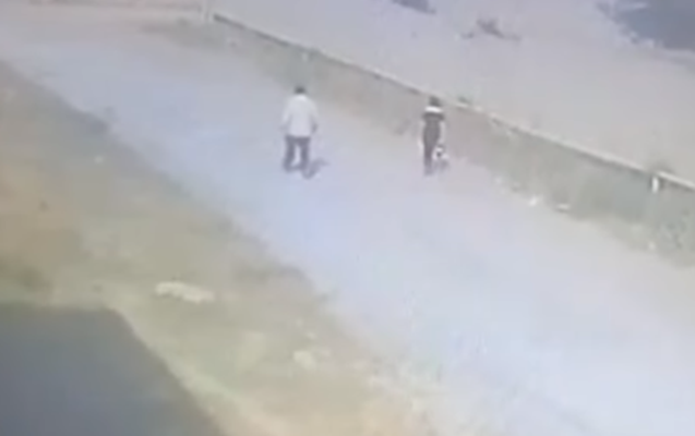 Bakıda kişi yolun ortasında qadına belə təcavüz etdi - VİDEO