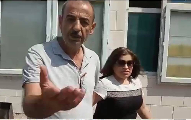 Elinaya görə işdən çıxarılan direktor - Məhkəmədə görüntüləndi