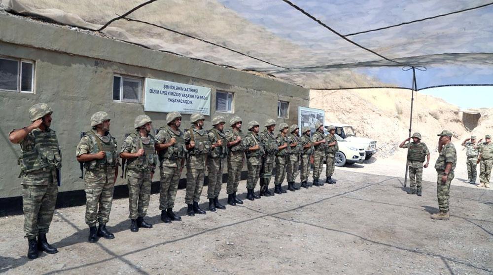 Müdafiə naziri düşmənlə təmas xəttindəki vəziyyəti qiymətləndirib