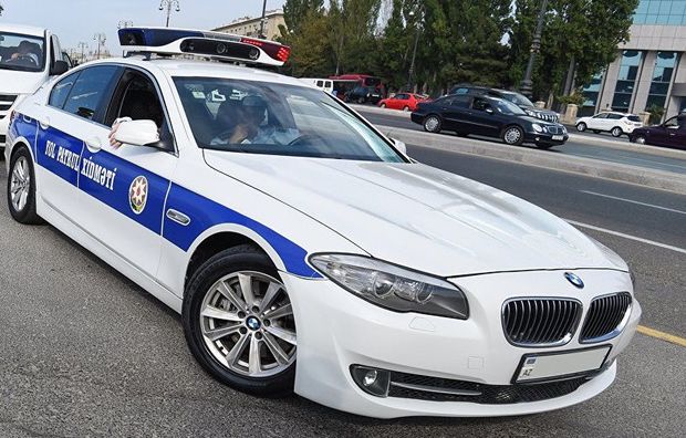 Yol polisi saxladığı üçün üstünə benzin tökdü, sonra özünü bıçaqladı - Şəkidə insident