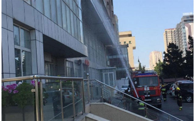 Bakıda hündürmərtəbəli bina yanır - FOTO