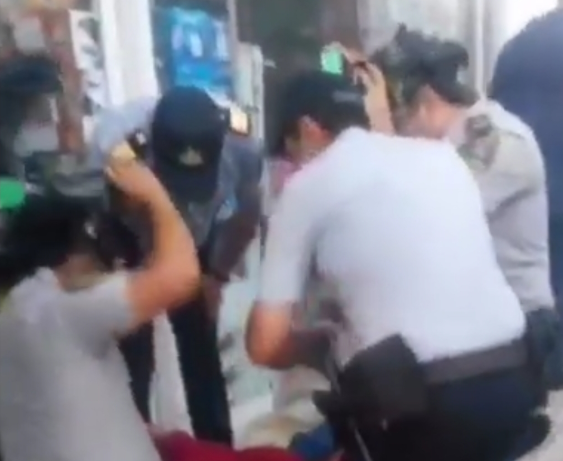 Bakıda polislər özlərini ölümə atıb, insanları yanğından belə xilas etdi - VİDEO