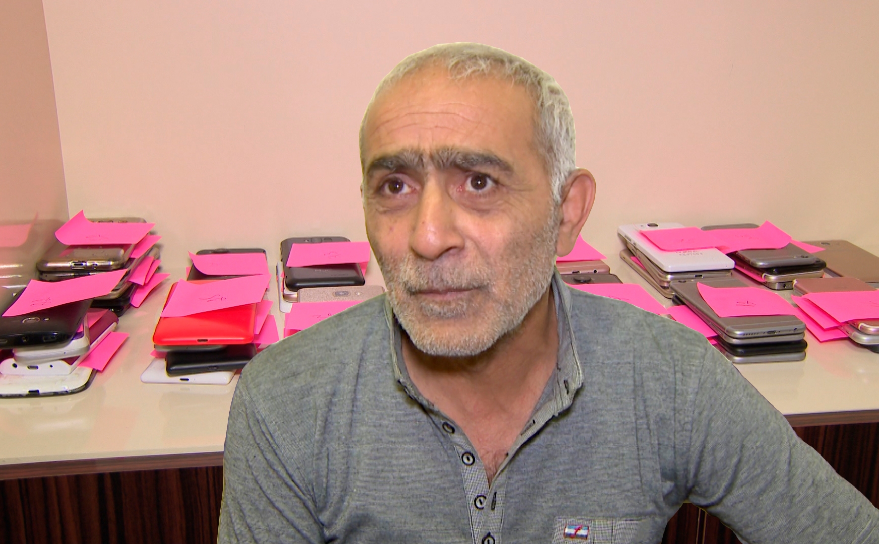 Bu ağsaqqal bir gecədə mağazadan 73 telefon oğurladı