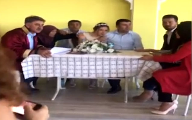 Zəlzələ onları nikah masasında yaxaladı - Video