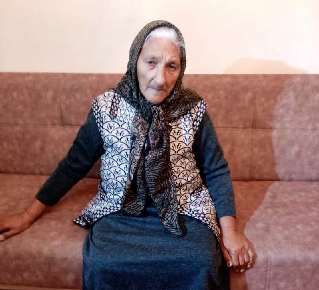 Azərbaycanda 99 yaşlı qadına ilk dəfə şəxsiyyət vəsiqəsi verilib - FOTO