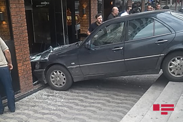Bakıda avtomobil restorana çırpılıb - FOTO