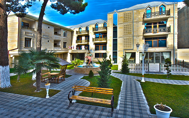 Azyaşlı uşaq və əmisi otel balkonundan yıxıldı - Gəncədə