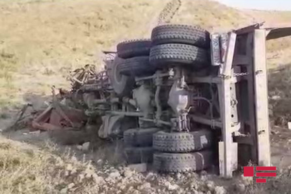 "Kamaz" dərəyə aşdı: sürücü yaralandı, oğlu...