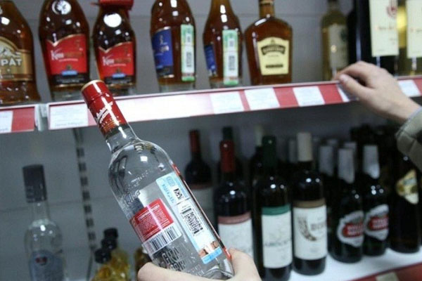 Bakıda işçi şirkətdən 13 min manatlıq içki oğurladı