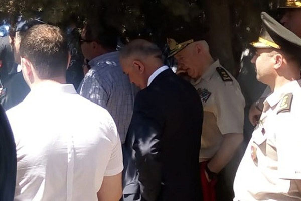 Nazir müavini və icra başçısı pilotun dəfnində ağladı - FOTO