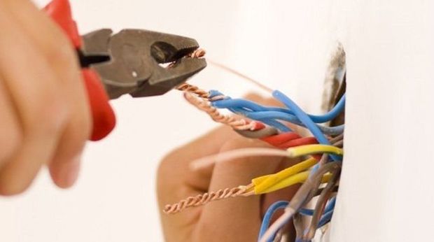 Evi təmir etmək istədi, elektrik cərəyanı vurdu